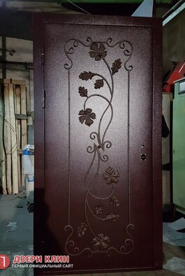 Входная металлическая дверь с элементами ковки