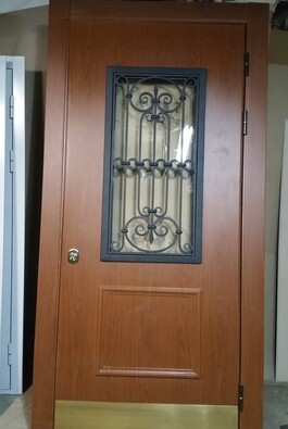 Элитная дверь с ковкой и стеклом
