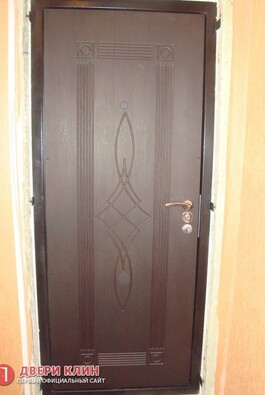 Входная дверь в квартиру с узором