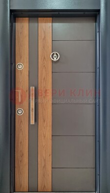 Коричневая входная дверь c МДФ панелью ЧД-01 в частный дом в Кашире
