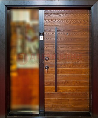 Коричневая входная дверь c МДФ панелью и стеклом ЧД-38 в частный дом в Кашире