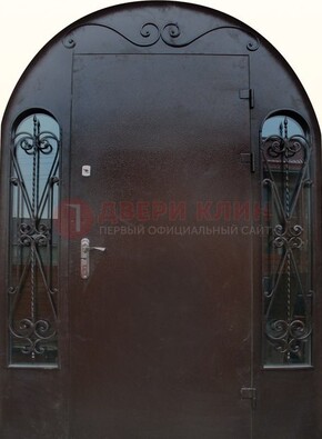 Арочная дверь со стеклом и ковкой ДА-16 под старину в Кашире