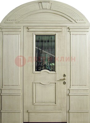 Белая входная дверь массив со стеклом и ковкой ДА-49 в Кашире
