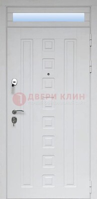 Белая металлическая дверь с фрамугой для коттеджа ДФГ-21 в Кашире