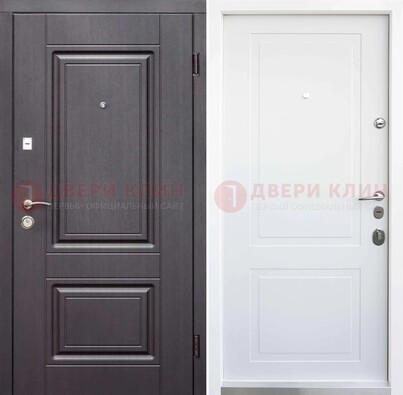 Темная входная дверь с белой МДФ внутри ДМ-238 в Кашире