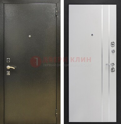 Железная темная дверь с порошковым покрытием и белая МДФ с молдингами  ДП-296 в Кашире