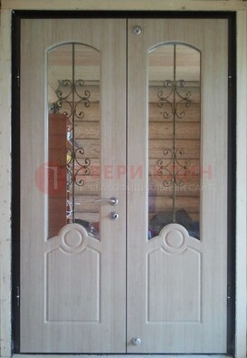 Парадная дверь со стеклянными вставками и ковкой ДПР-23 в деревянный дом в Кашире