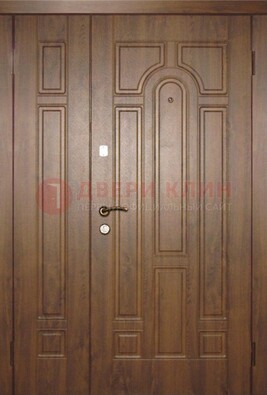 Двухстворчатая коричневая парадная дверь ДПР-48 в Кашире