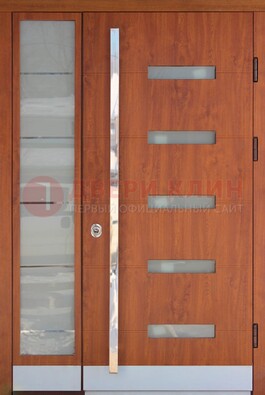 Коричневая металлическая дверь со стеклом ДС-72 в Кашире
