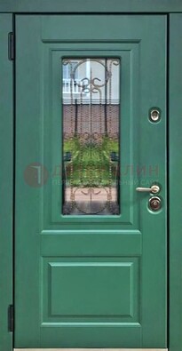 Зеленая металлическая дверь со стеклом и ковкой ДСК-113 в Кашире
