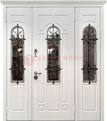 Белая распашная стальная дверь со стеклом и ковкой ДСК-125 в Кашире