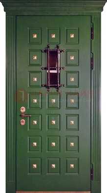 Зеленая уличная дверь со стеклом и ковкой для коттеджа ДСК-139 в Твери