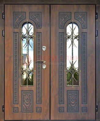 Двухстворчатая стальная дверь со стеклом и ковкой для дома ДСК-153 в Перми
