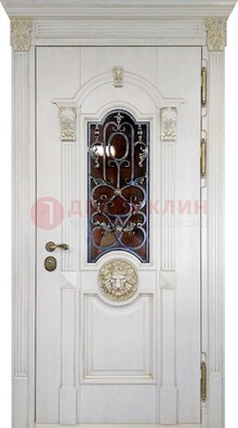 Белая железная дверь со стеклом и ковкой для кирпичного дома ДСК-155 в Саратове