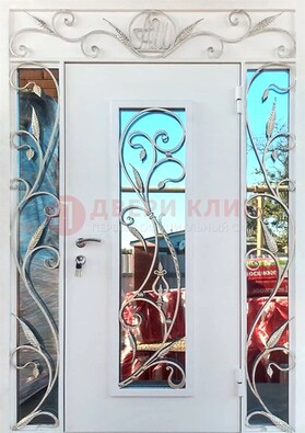 Белая входная дверь порошок со стеклом и ковкой ДСК-165 в Кашире