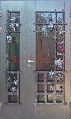 Распашная уличная дверь Порошок со стеклом и ковкой ДСК-221 в Саратове