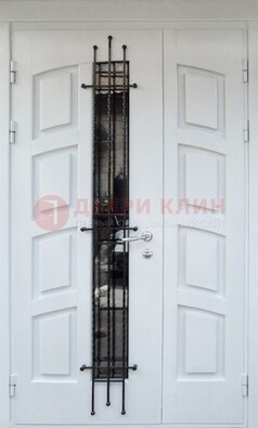 Белая полуторная стальная дверь с массивом для коттеджа ДСК-253 в Талдоме