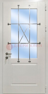 Белая простая железная дверь Винорит со стеклом и ковкой ДСК-257 в Кашире