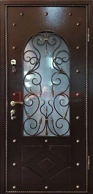 Влагостойкая дверь со стеклом и ковкой с декором ДСК-37 в Кашире