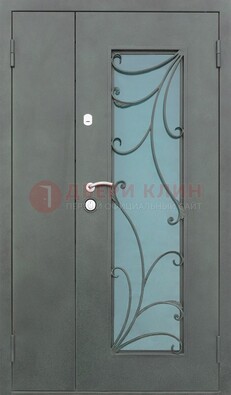 Двухстворчатая железная дверь со стеклом и ковкой ДСК-40 в Кашире