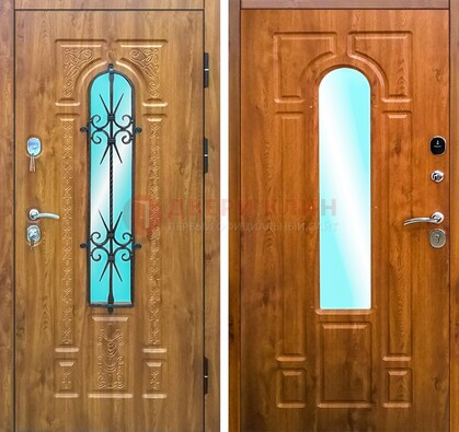Входная дверь со стеклом и ковкой ДСК-54 для частного дома в Кашире