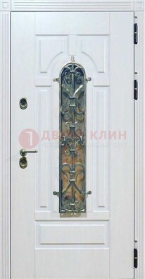 Белая остекленная металлическая дверь с ковкой ДСК-98 в Кашире