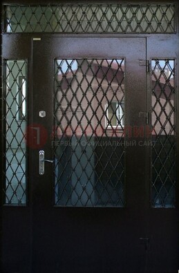 Коричневая тамбурная дверь со стеклянными вставками и ковкой ДТМ-32 в Кашире