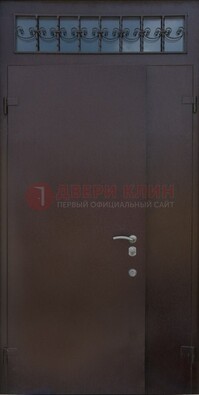 Коричневая тамбурная дверь со стеклянными вставками и ковкой ДТМ-39 в Кашире