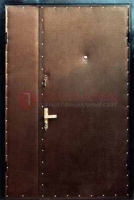 Коричневая тамбурная дверь с оформлением ДТМ-40 в Кашире