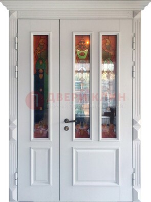 Белая полуторная металлическая дверь с витражом ВЖ-12 в Кашире