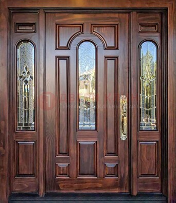Железная классическая дверь с массивом дуба и витражом ВЖ-18 в Кашире