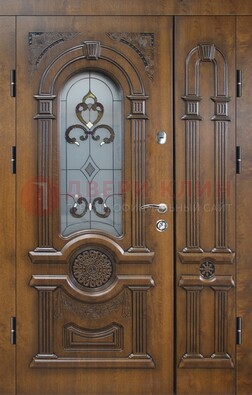 Коричневая двухстворчатая железная дверь с МДФ и витражом ВЖ-32 в Кашире