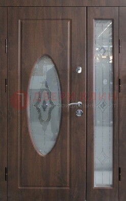 Коричневая двухстворчатая железная дверь с МДФ и витражом ВЖ-33 в Кашире